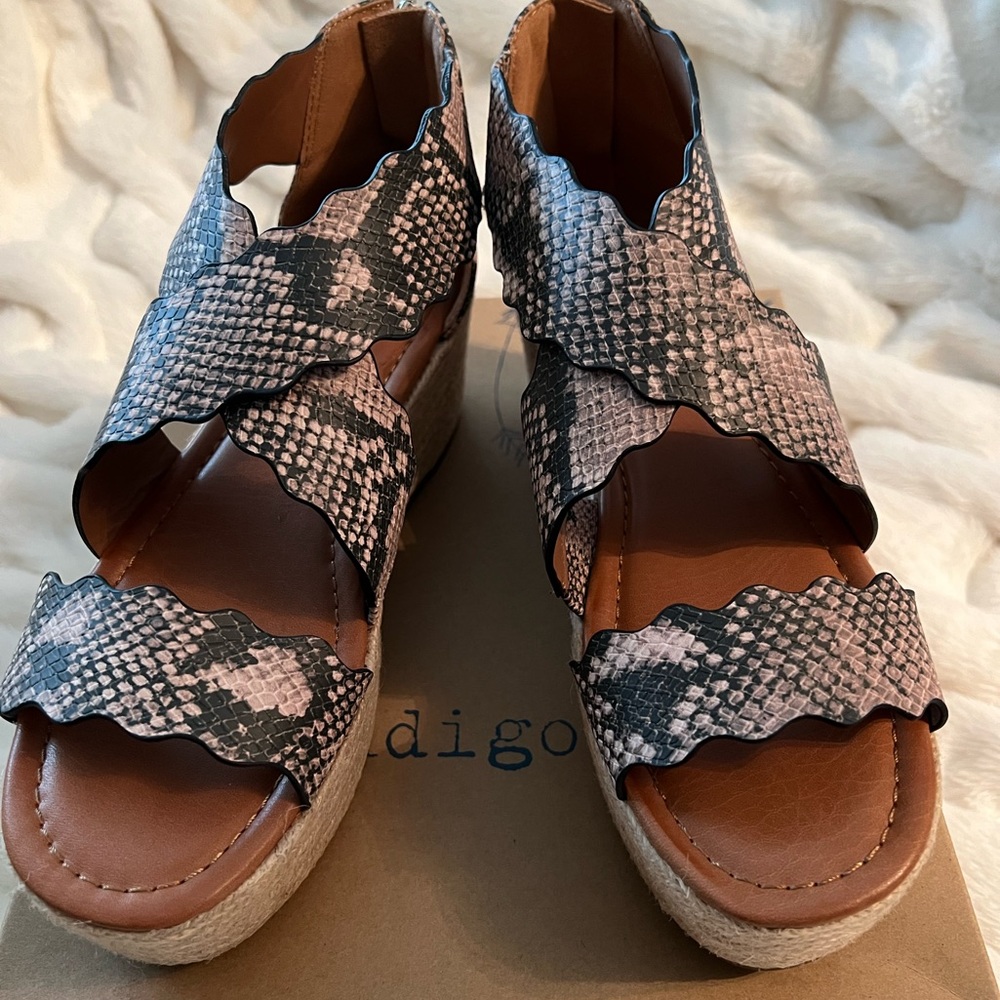 Indigo Rd. Women’s Irhaide Esparille Wedge Snake Skin Sandal NWT & In Box
